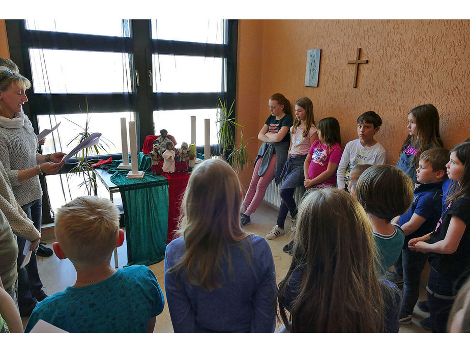 Kinderkarfreitagsliturgie im Gemeindezentrum (Foto: Karl-Franz Thiede)